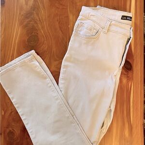 ‼️SALE-SALE-SALE‼️ Lee classic fit straight leg khaki pants size 6 Short. 🤩